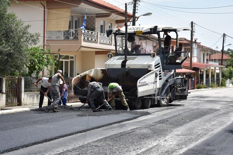  Ξεκίνησε η ασφαλτόστρωση του κεντρικού δρόμου στα Λευκάδια Νάουσας